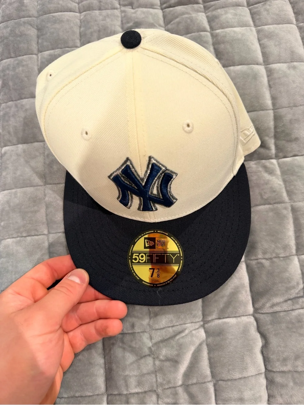 New Era Two-Tone New York Yankees Fitted Cap in Cream and Navy - Picture 2 of 5